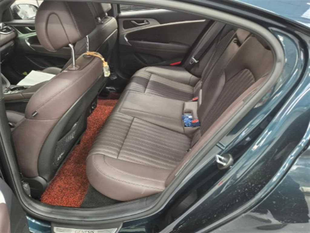 Genesis G70 - Vista 4