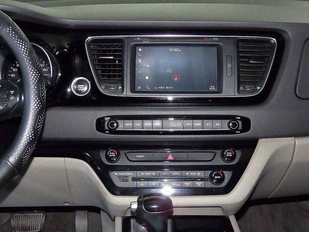 KIA Carnival - Vista 12
