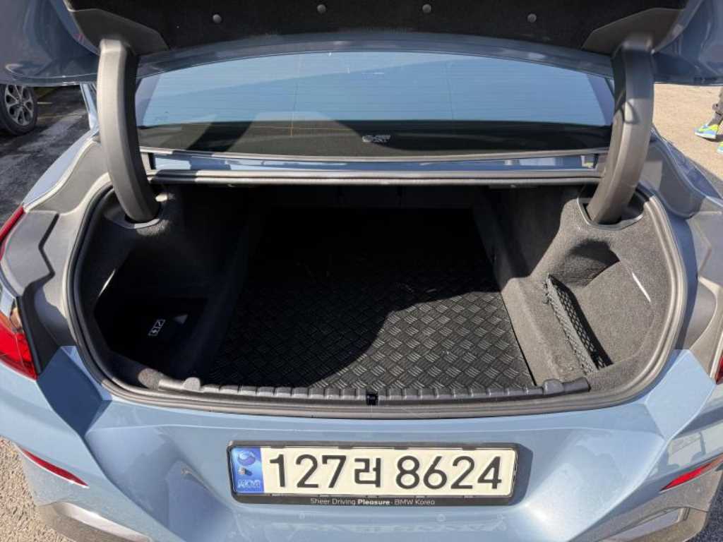 BMW 8 Series - Vista 5