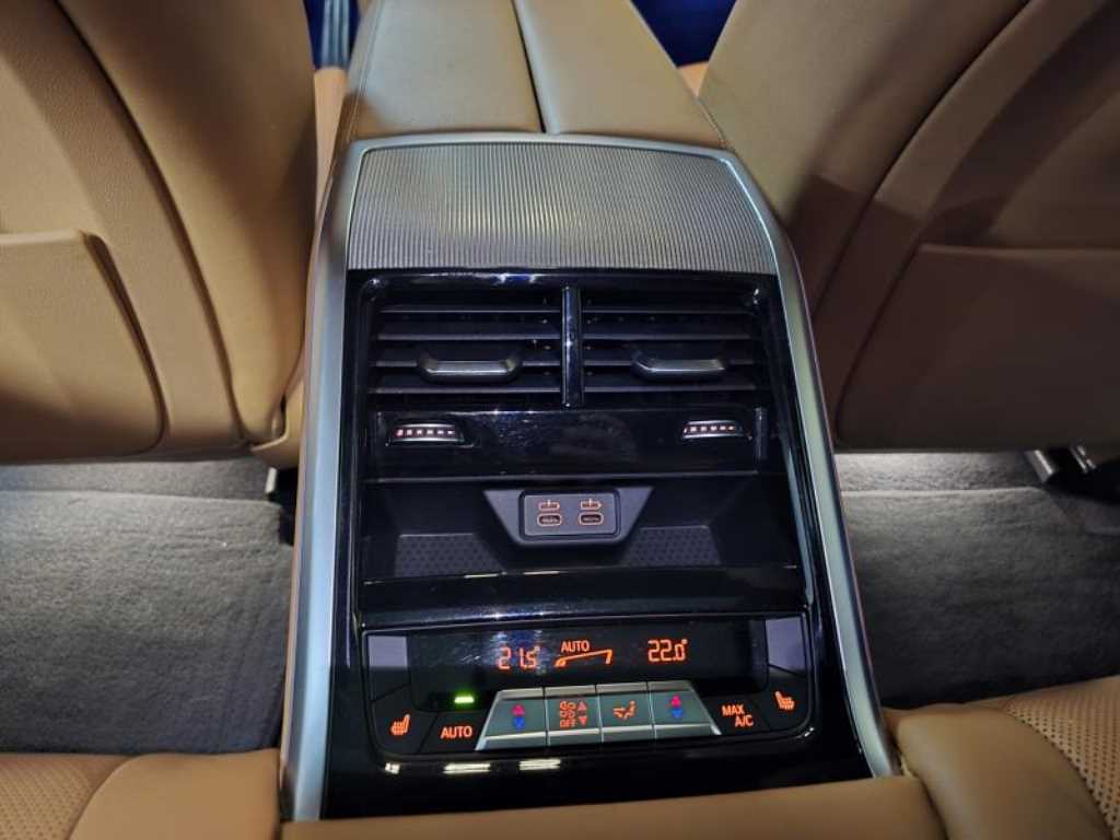 BMW 8 Series - Vista 10