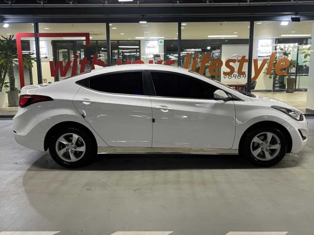 HYUNDAI Avante - Vista 5