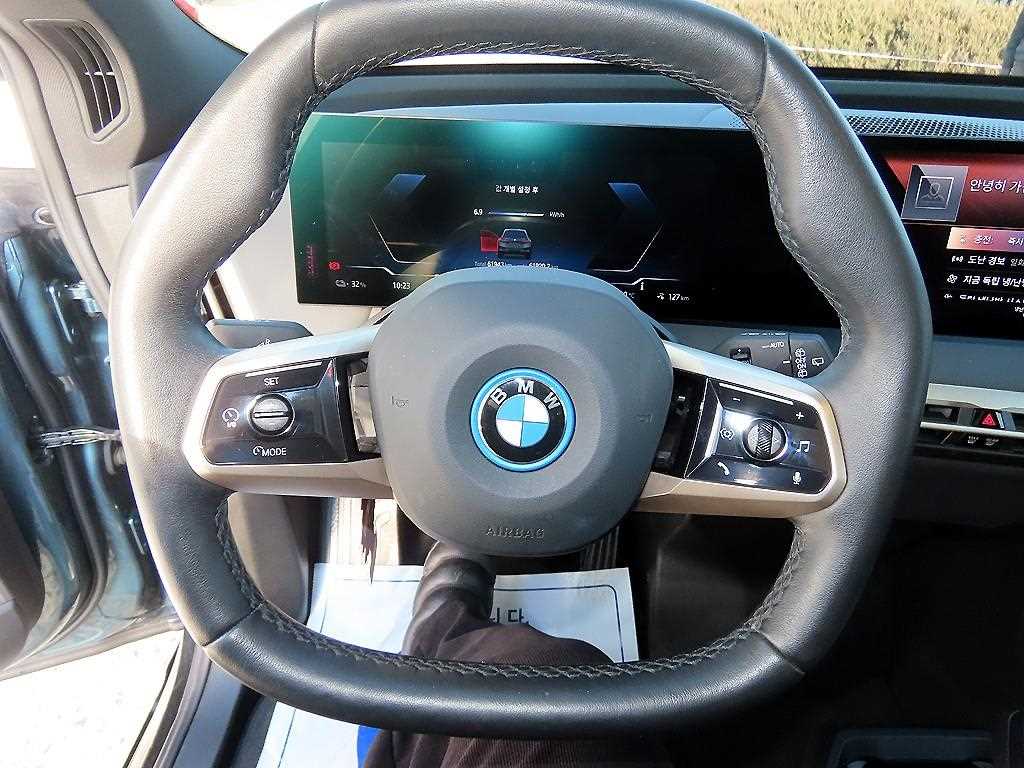 BMW iX - Vista 8