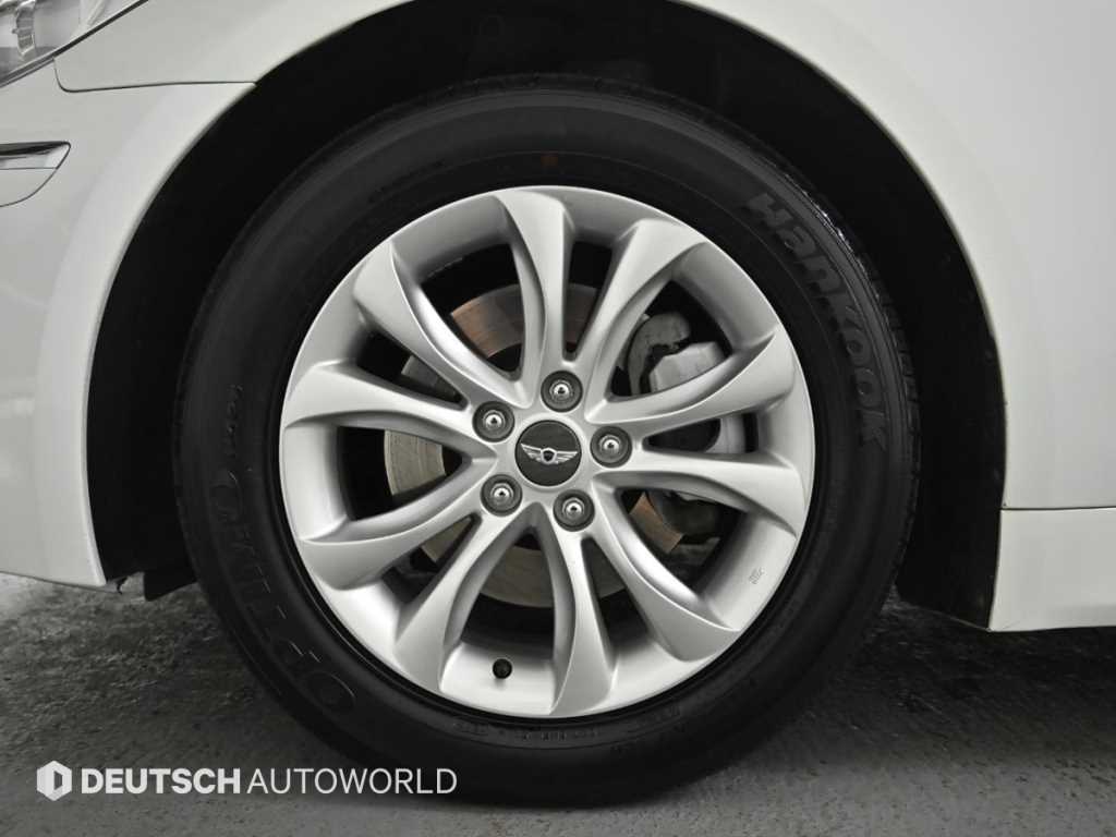 HYUNDAI Genesis - Vista 5