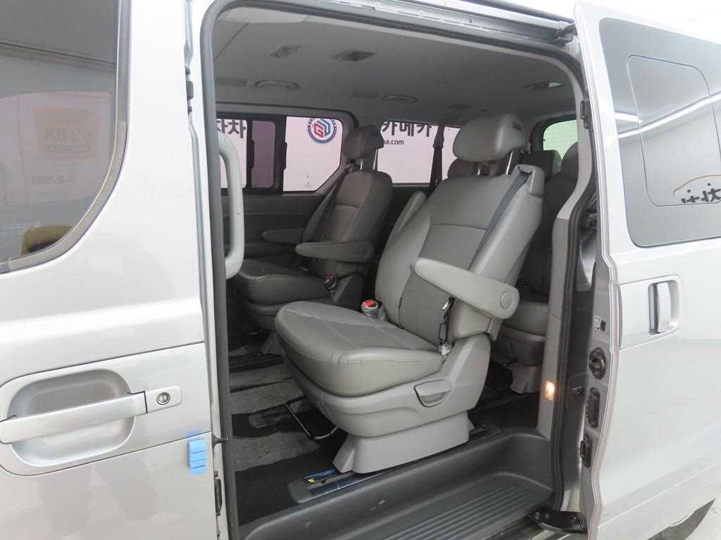 HYUNDAI Starex - Vista 6