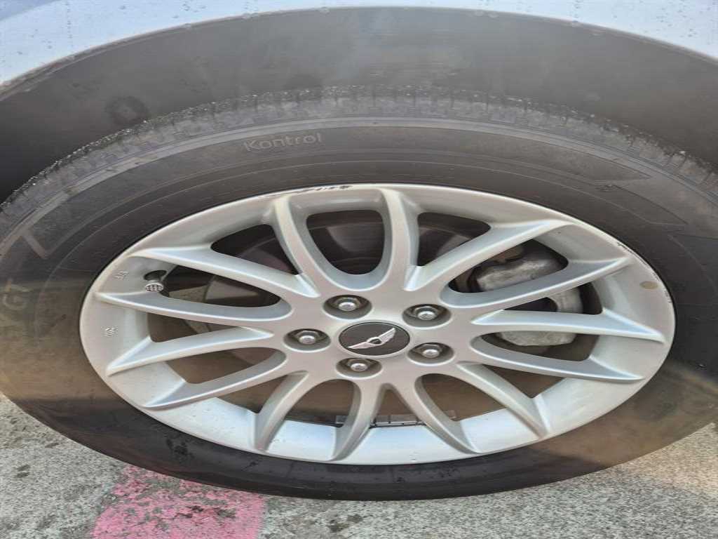 HYUNDAI Genesis - Vista 4