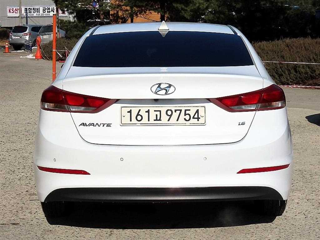 HYUNDAI Avante - Vista 4
