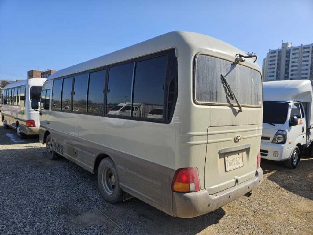 medium and large bus Hyundai bus - Vista 4