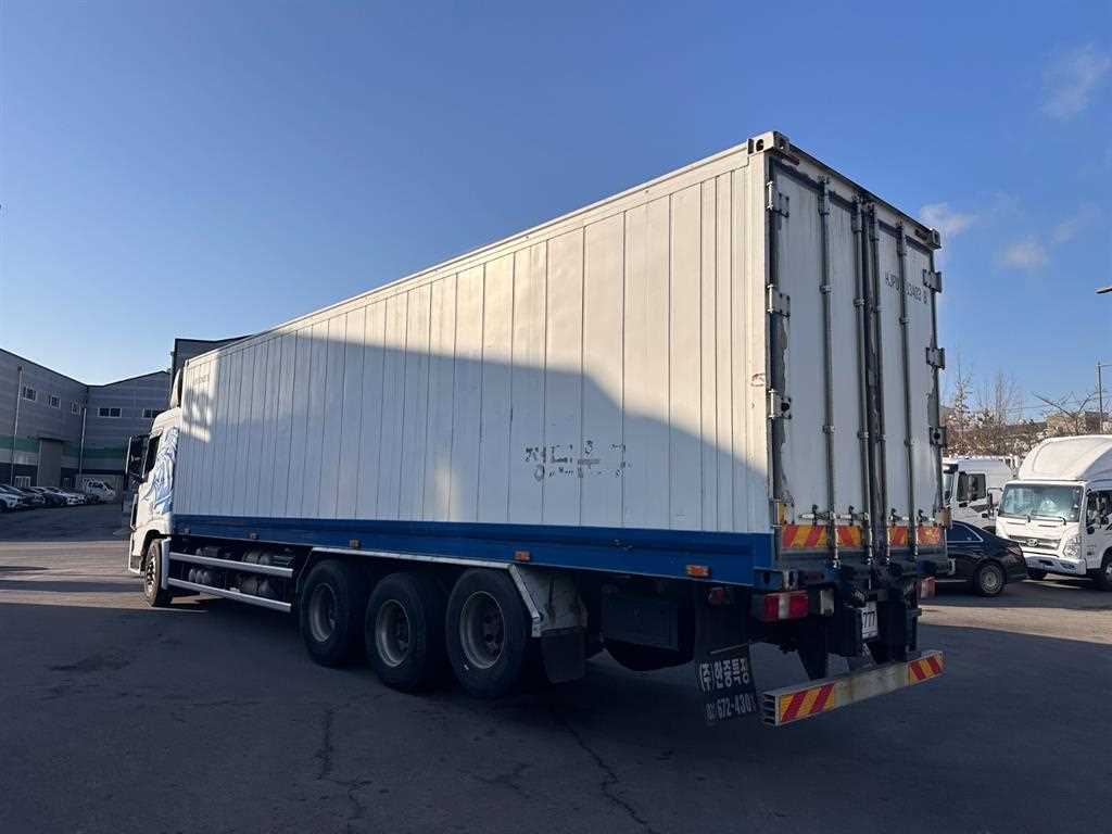 medium and large cargo truck - Vista 5