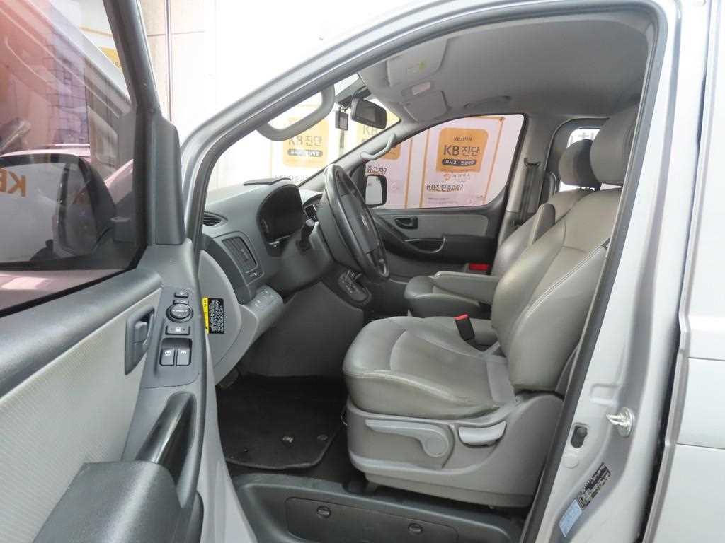 HYUNDAI Starex - Vista 5