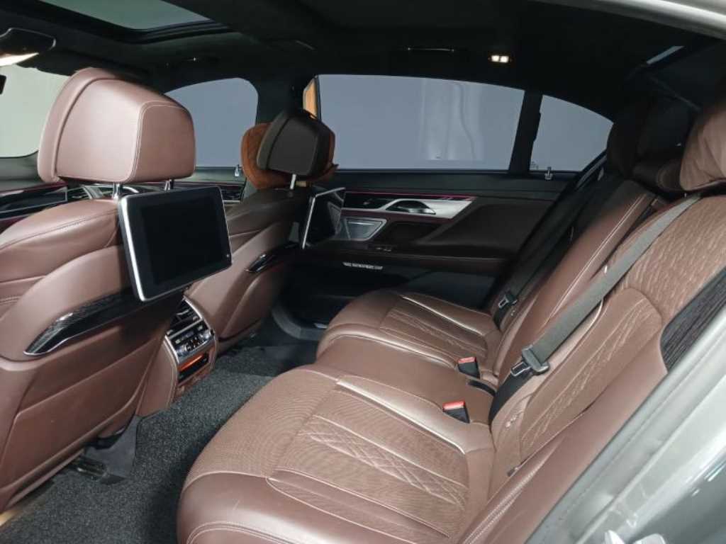 BMW 7 Series - Vista 8