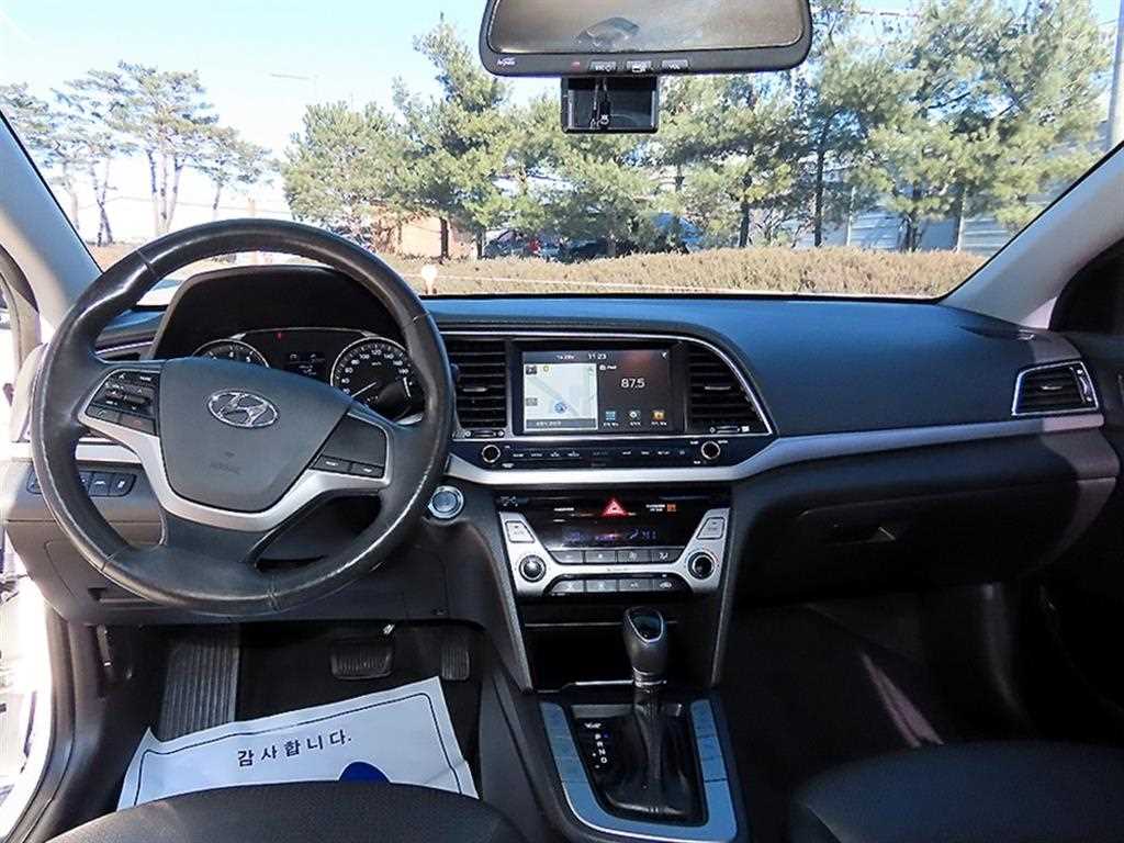 HYUNDAI Avante - Vista 7