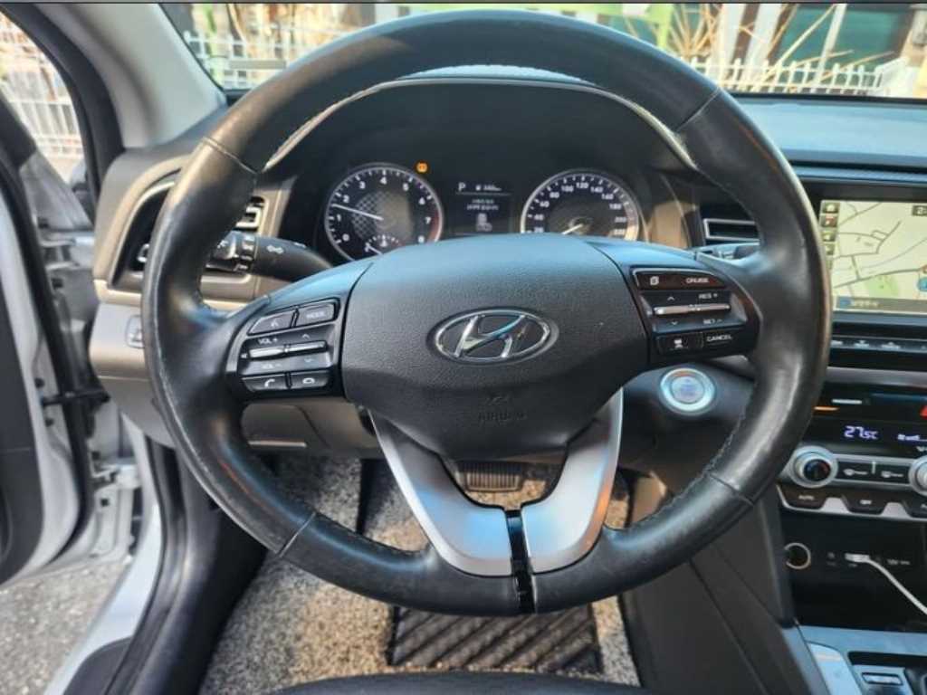 HYUNDAI Avante - Vista 9