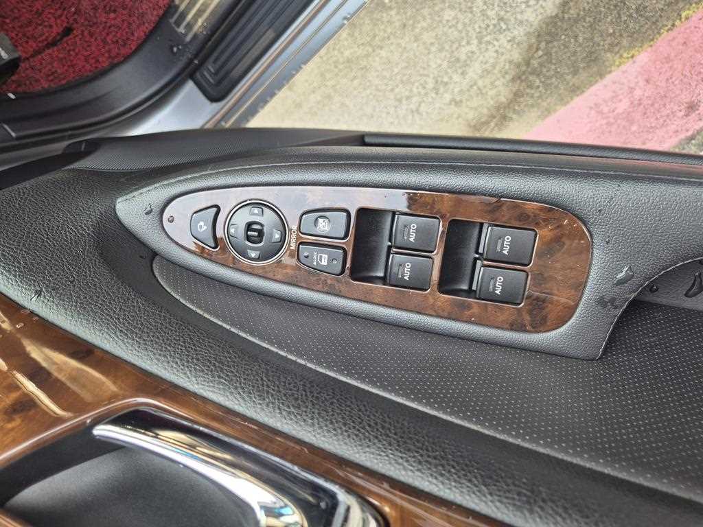 HYUNDAI Genesis - Vista 5