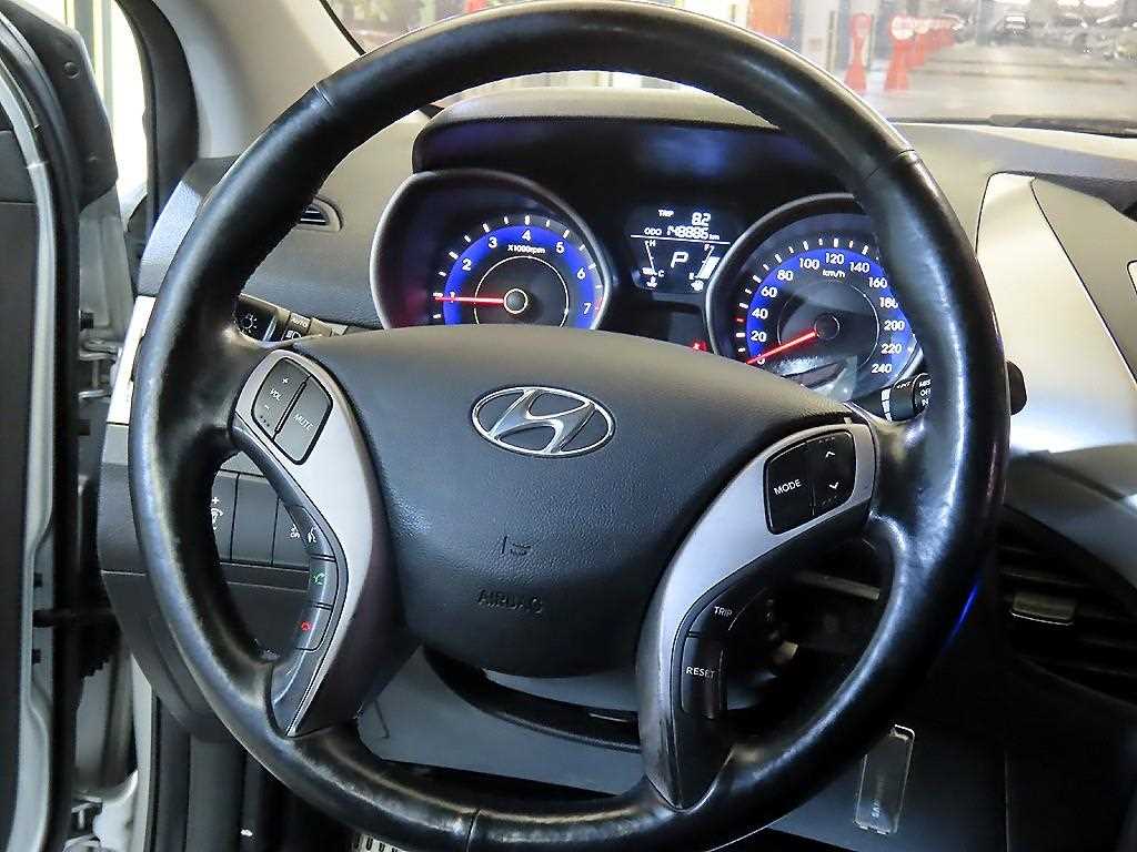 HYUNDAI Avante - Vista 8