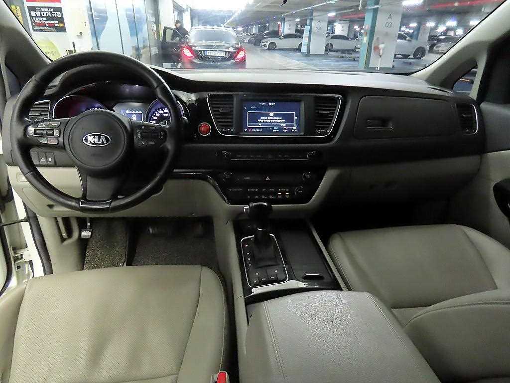 KIA Carnival - Vista 10