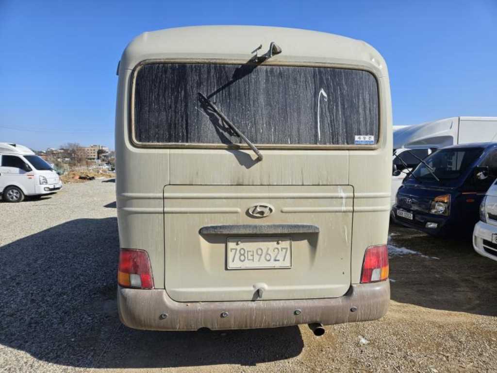 medium and large bus Hyundai bus - Vista 5