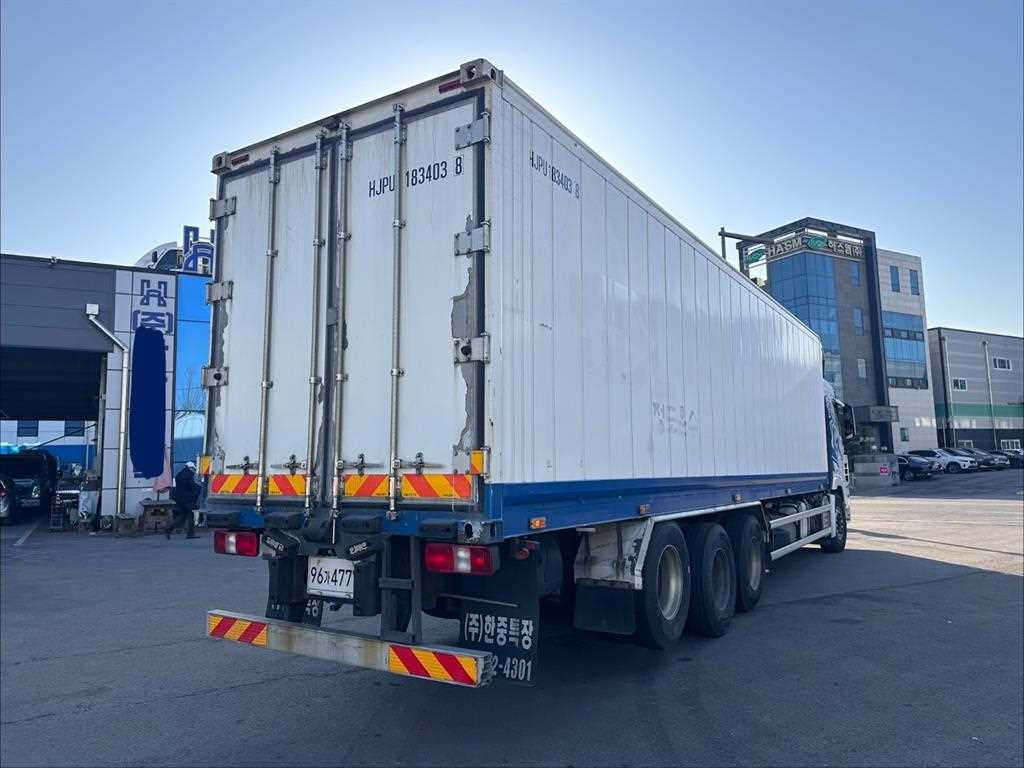 medium and large cargo truck - Vista 6