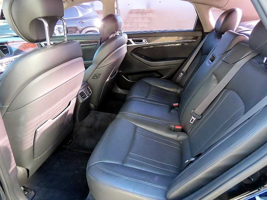 HYUNDAI Genesis - Vista 6