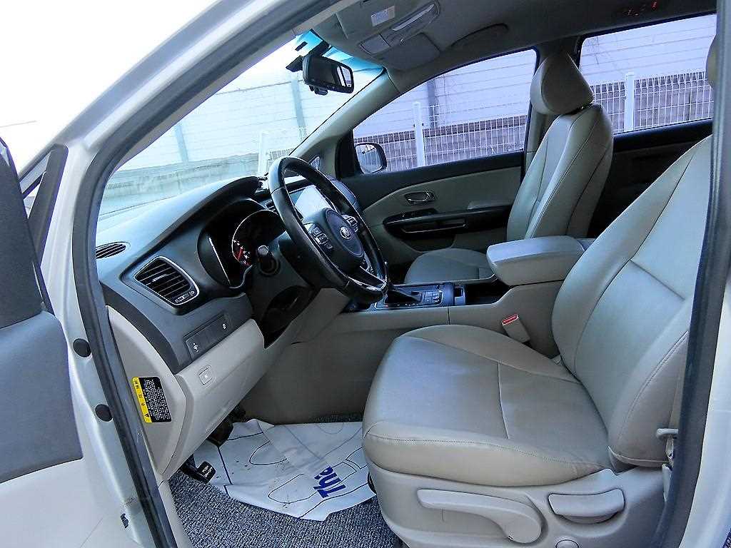 KIA Carnival - Vista 5