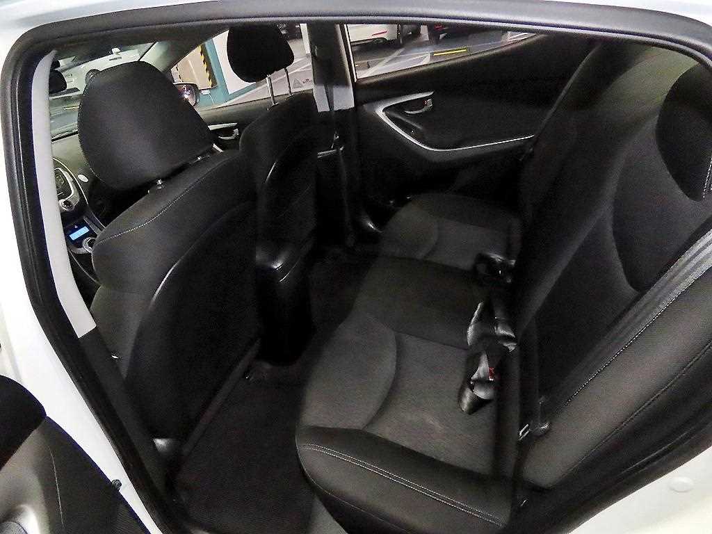 HYUNDAI Avante - Vista 7