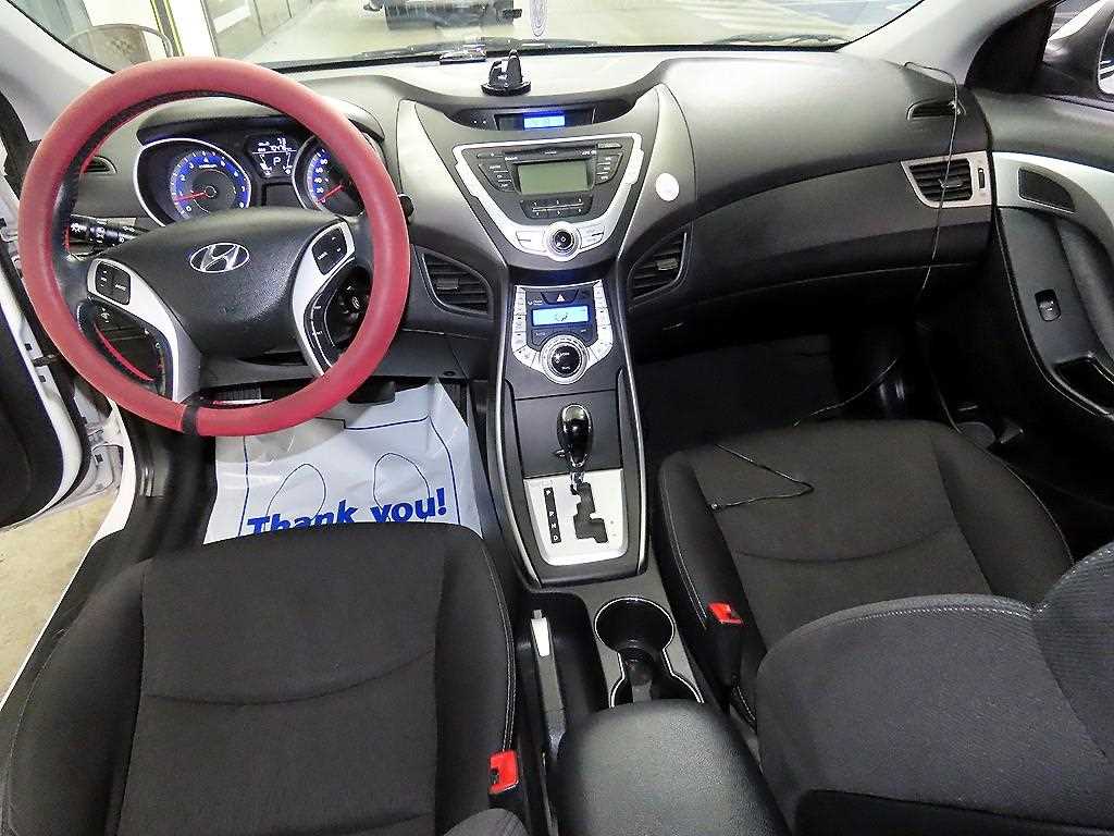 HYUNDAI Avante - Vista 10