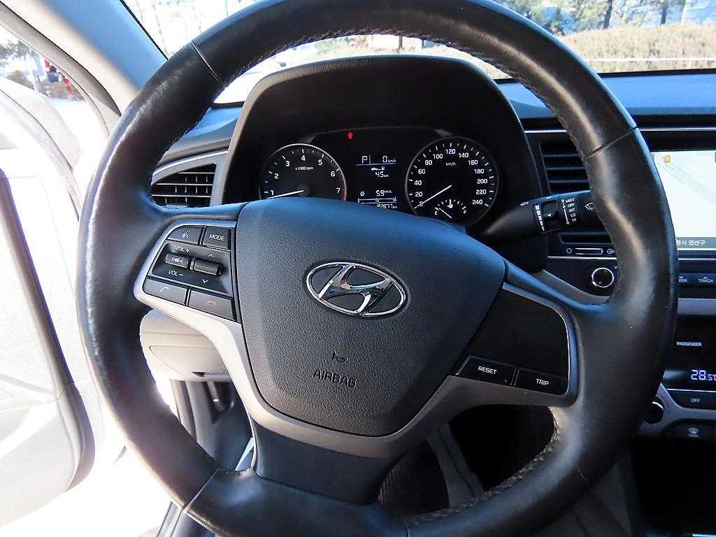 HYUNDAI Avante - Vista 8