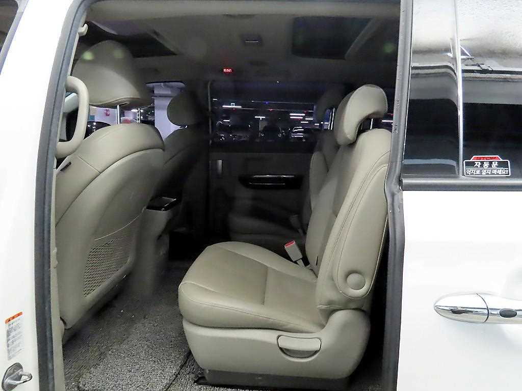 KIA Carnival - Vista 7