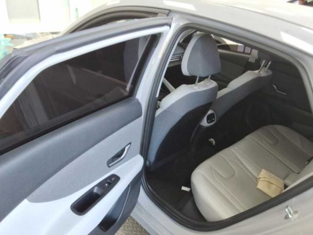 HYUNDAI Avante - Vista 9