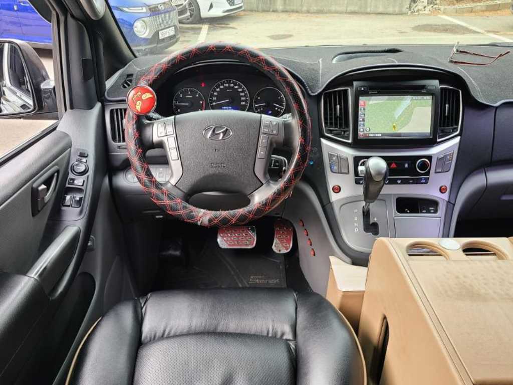 HYUNDAI Starex - Vista 8