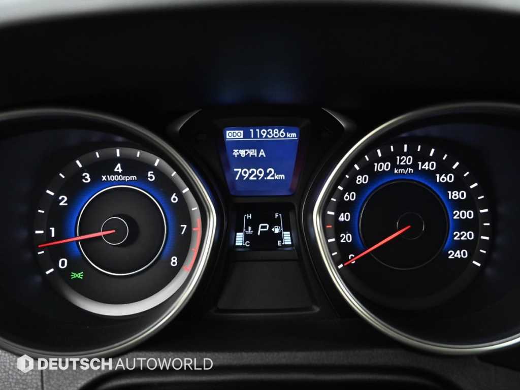 HYUNDAI Avante - Vista 8