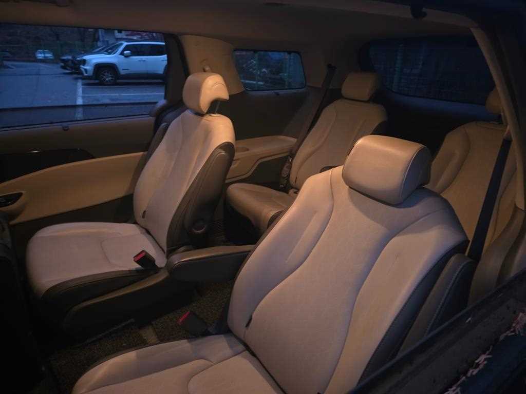 KIA Carnival - Vista 7