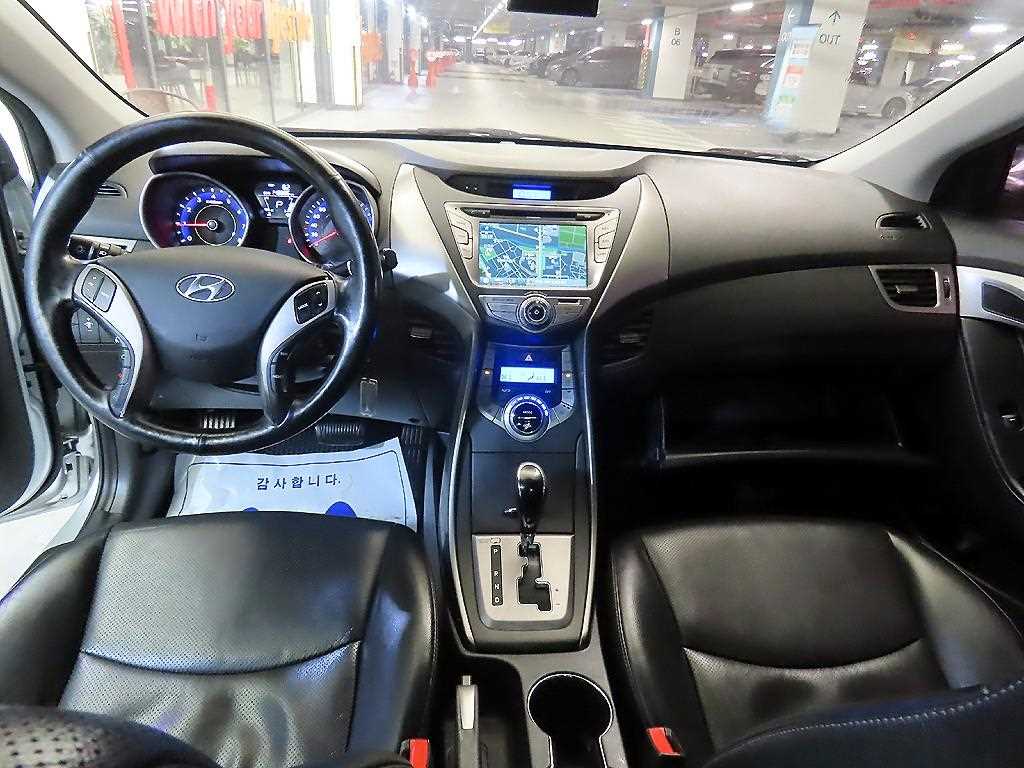 HYUNDAI Avante - Vista 10