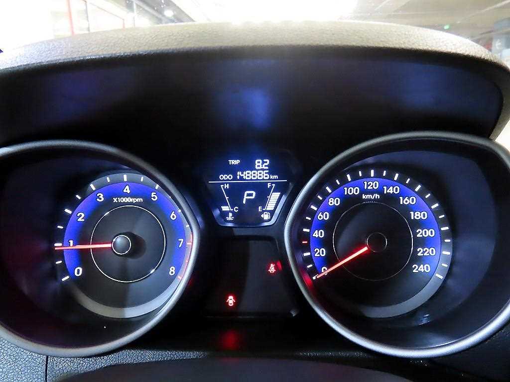 HYUNDAI Avante - Vista 9