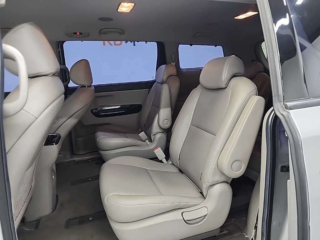 KIA Carnival - Vista 12