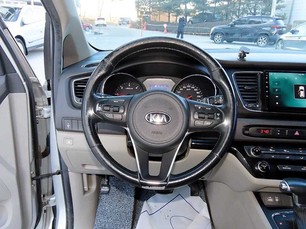 KIA Carnival - Vista 9