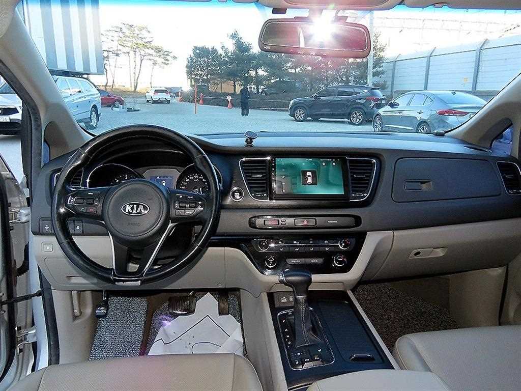 KIA Carnival - Vista 8