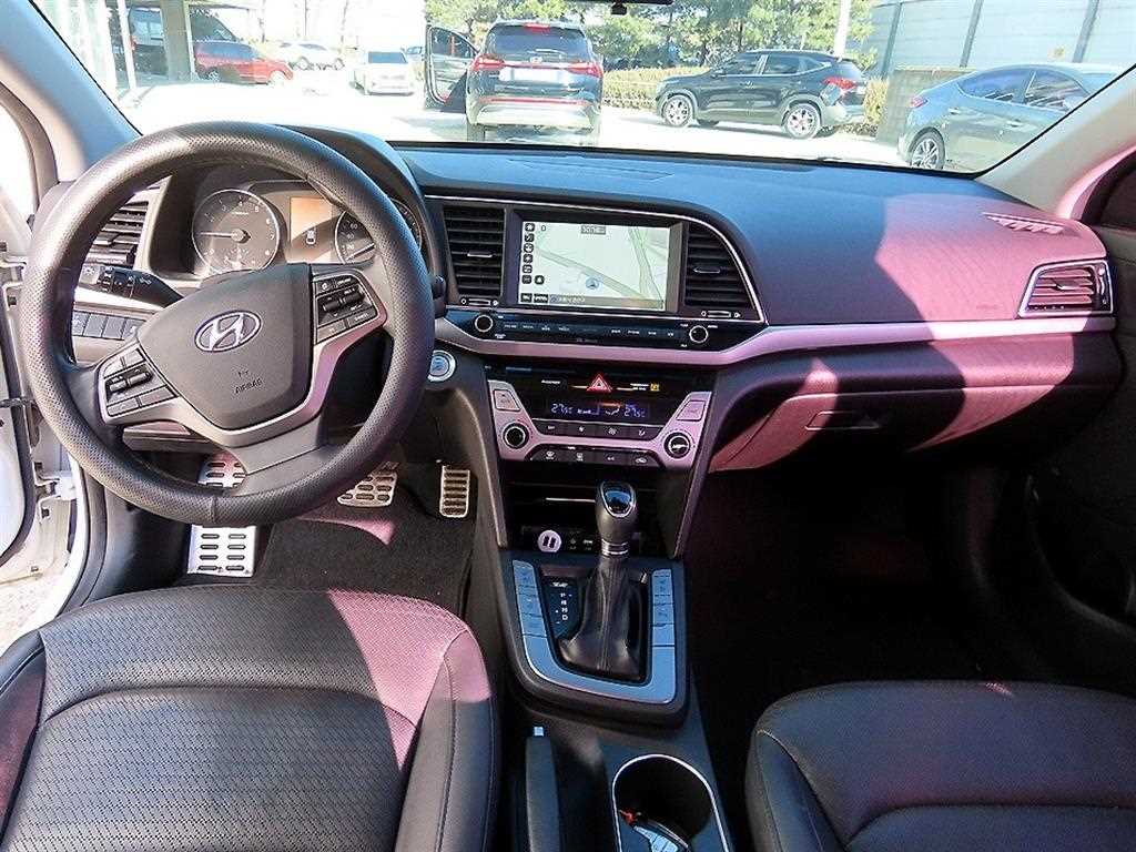 HYUNDAI Avante - Vista 7