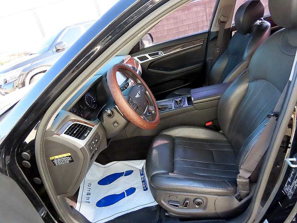HYUNDAI Genesis - Vista 5