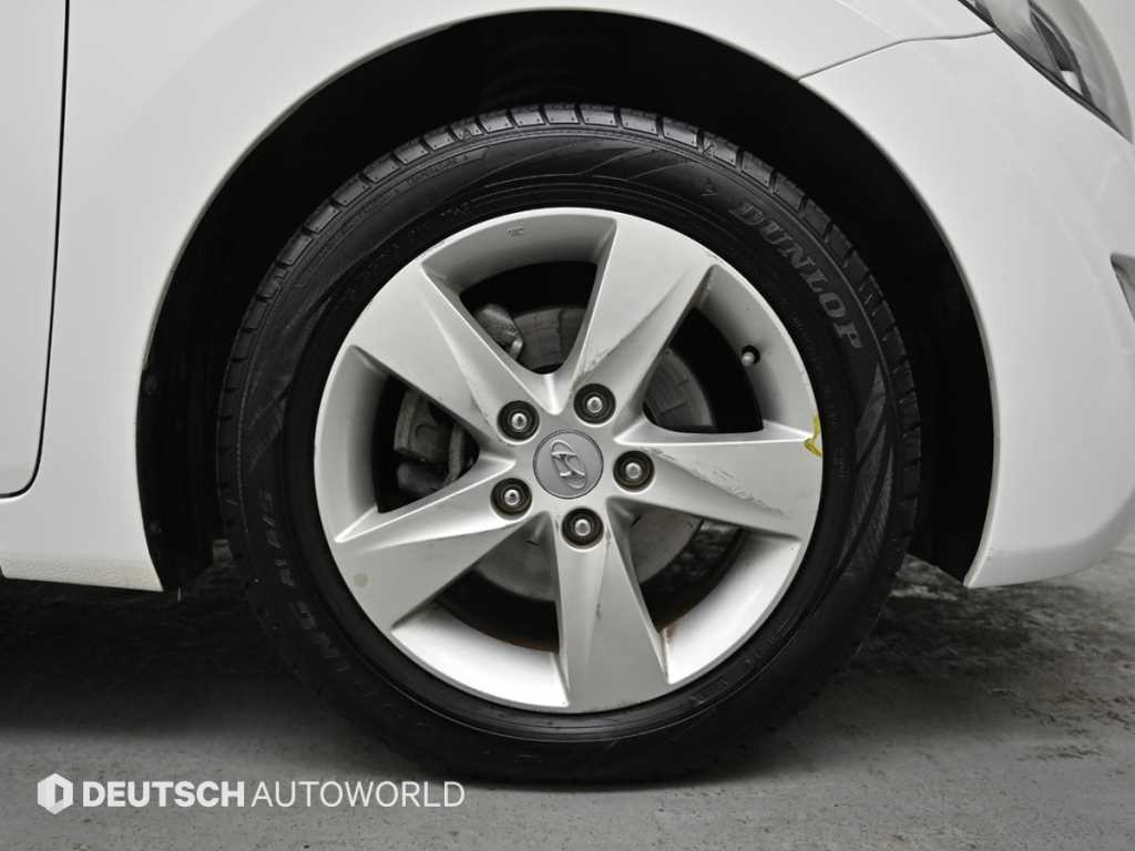 HYUNDAI Avante - Vista 5