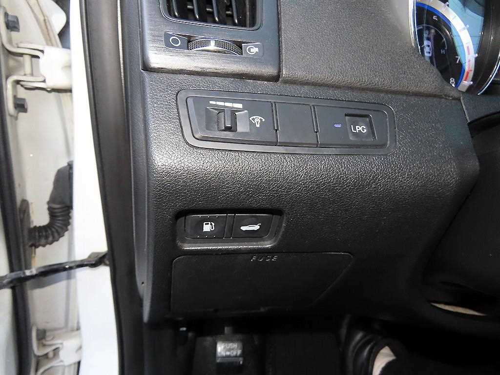 HYUNDAI Sonata - Vista 12