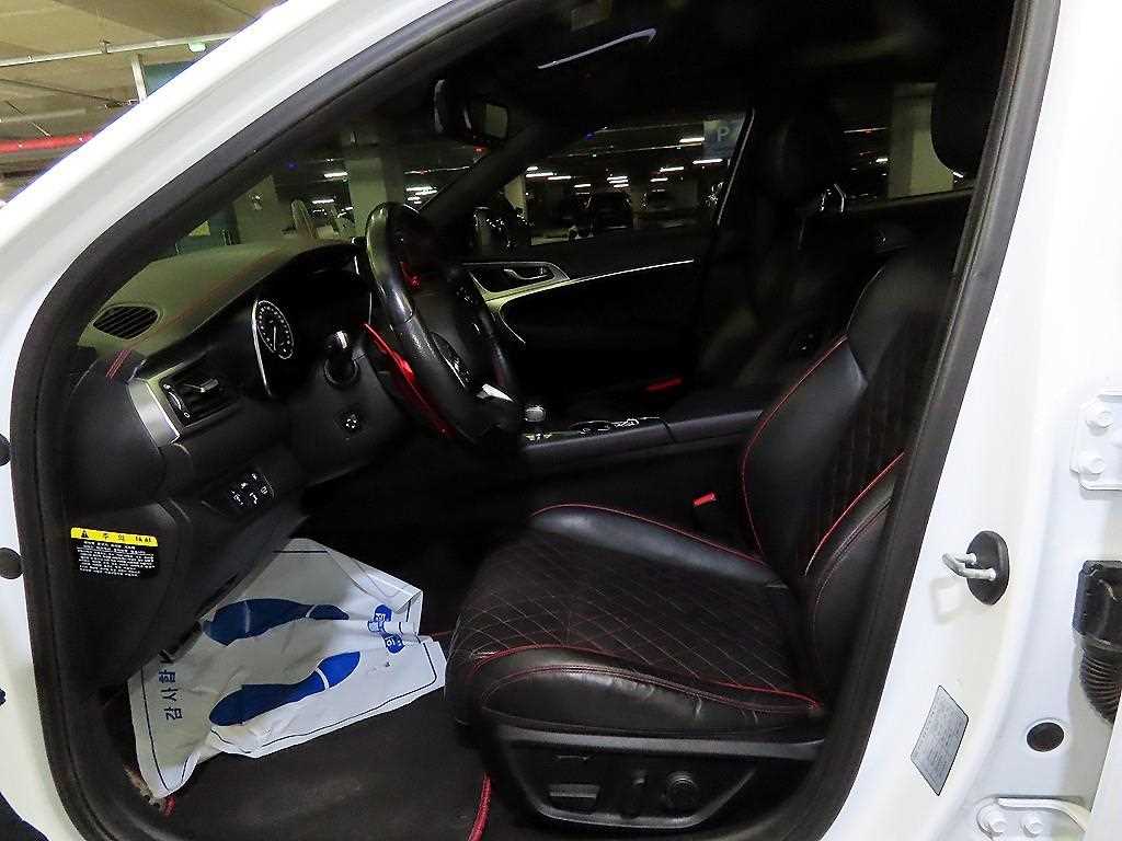 Genesis G70 - Vista 6