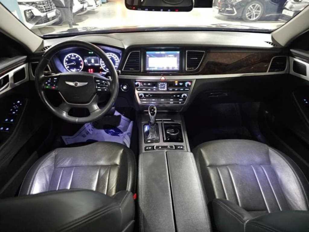 HYUNDAI Genesis - Vista 5