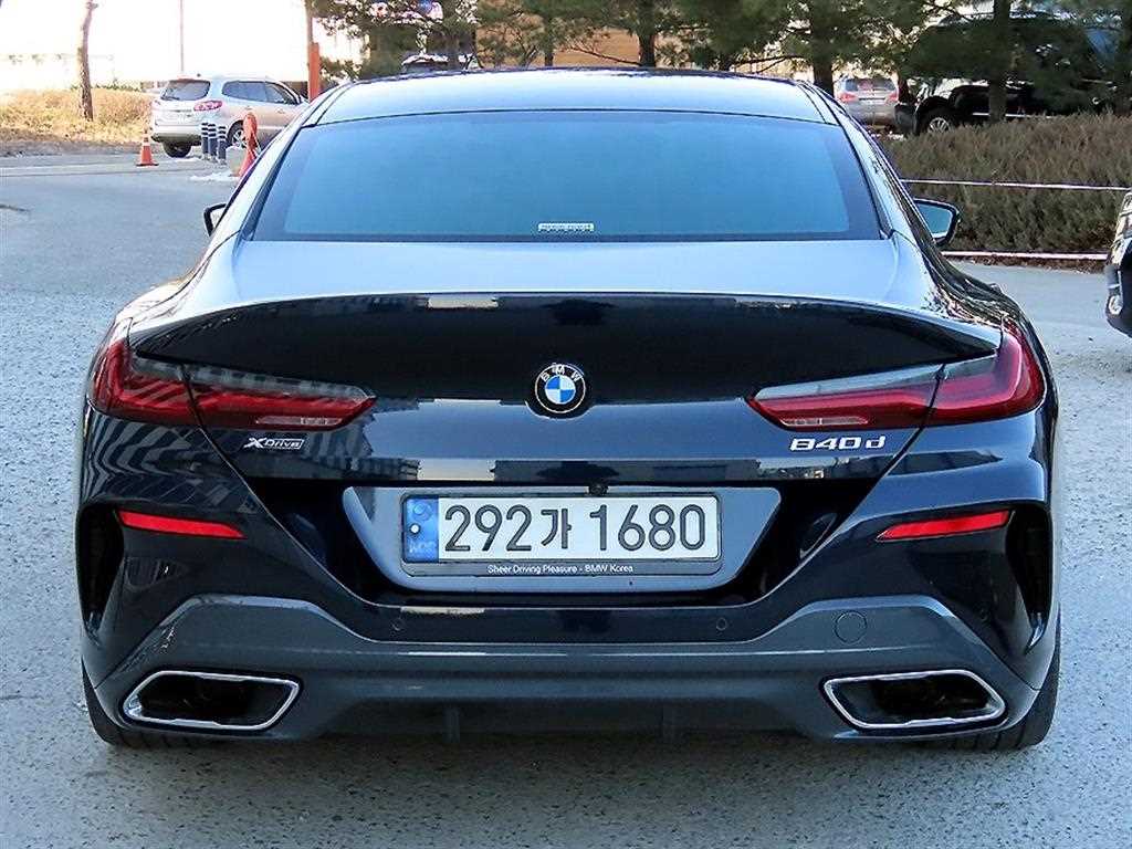BMW 8 Series - Vista 4