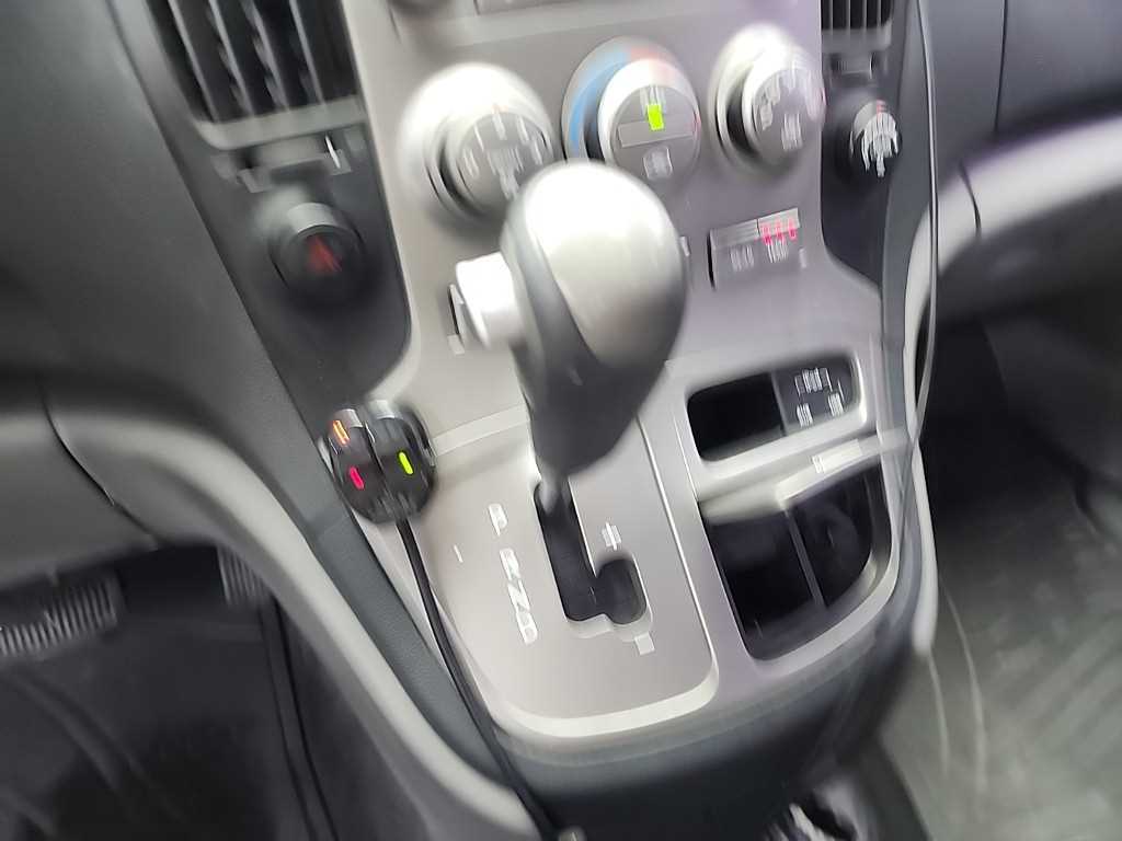 HYUNDAI Starex - Vista 8