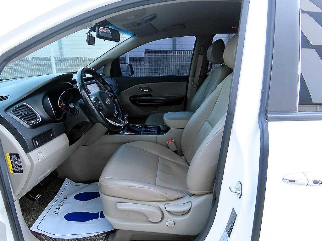 KIA Carnival - Vista 5