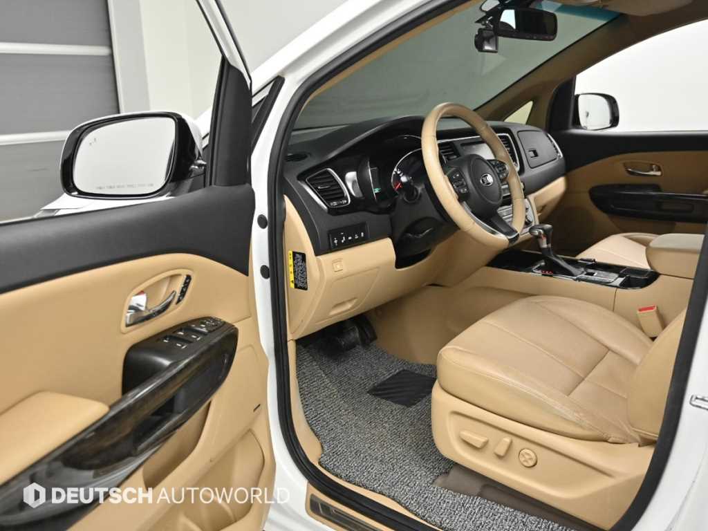 KIA Carnival - Vista 11