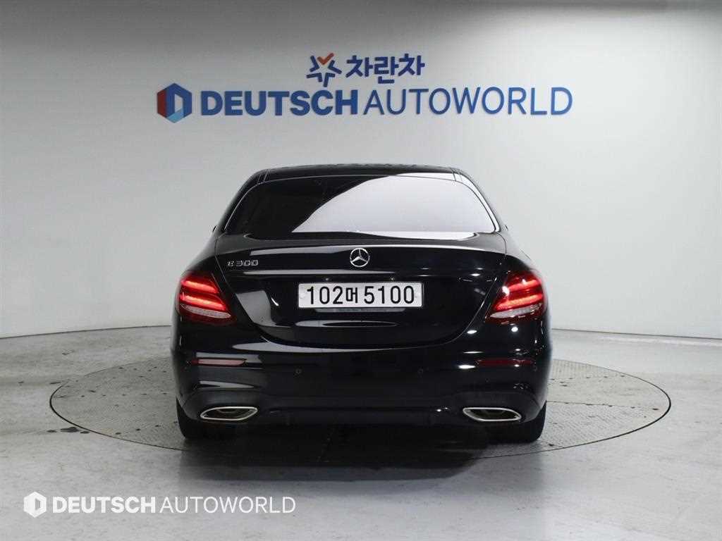 Mercedes Benz E class - Vista 4