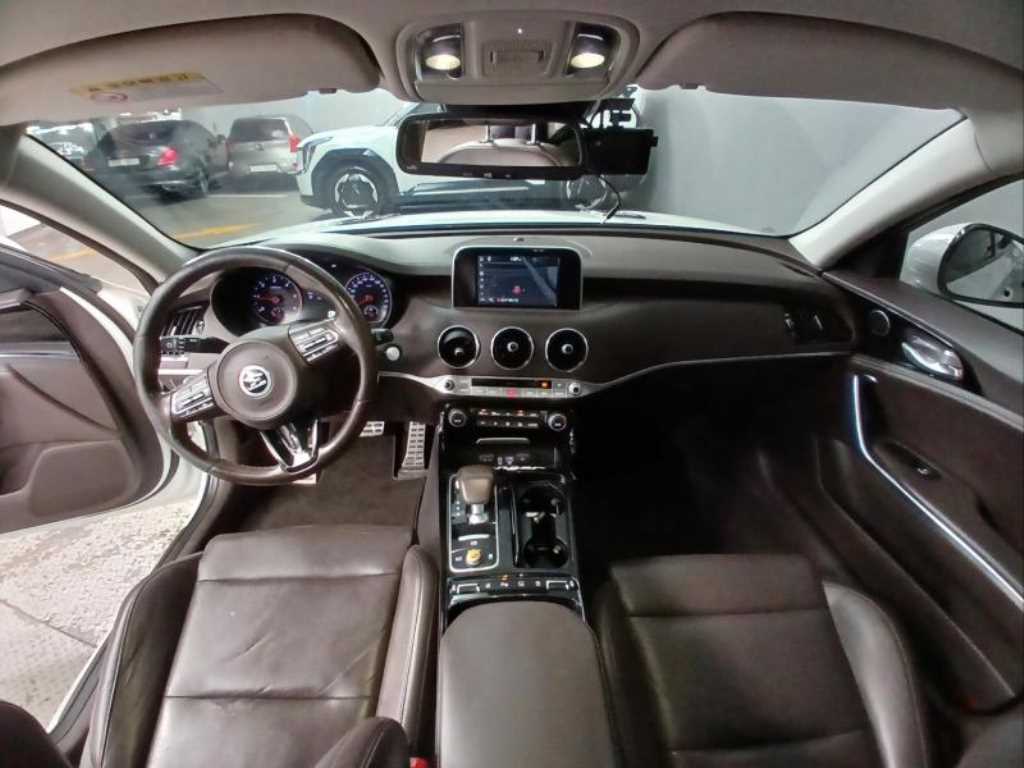 KIA Stinger - Vista 6