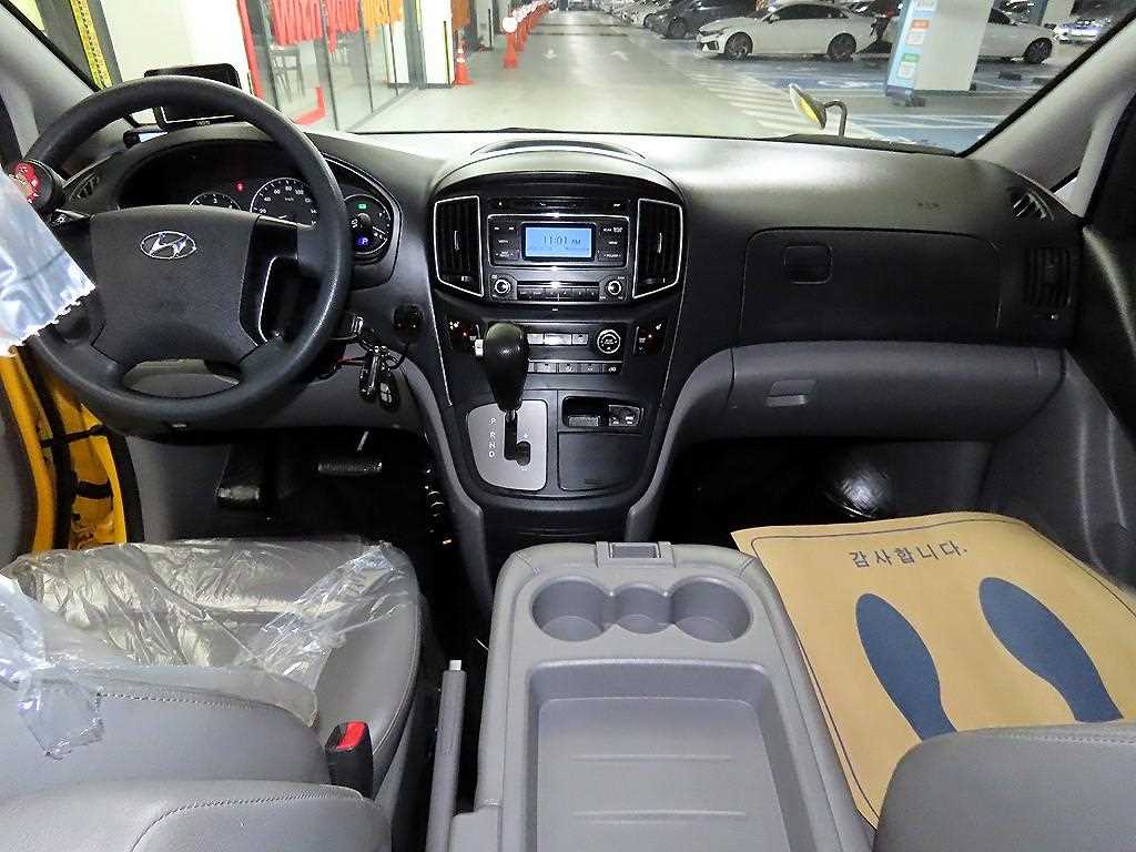 HYUNDAI Starex - Vista 10