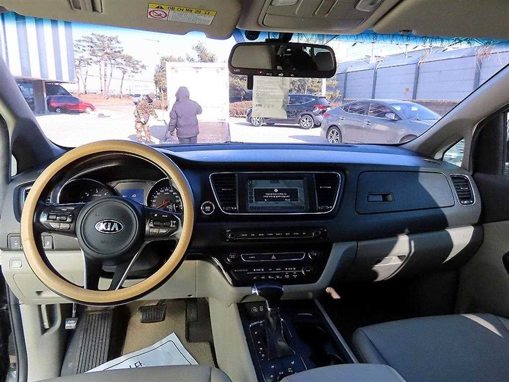 KIA Carnival - Vista 8